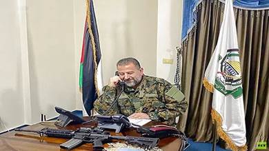 ردا على تهديدات نتنياهو ..نائب رئيس مكتب حماس بالبزة العسكرية حاملا سلاحه!